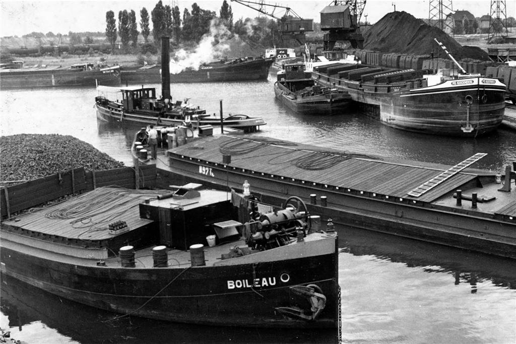 Jeden Tag kamen Schiffe mit Kohlen am Preußenhafen an. Das Bild stammt aus dem Jahr 1956.