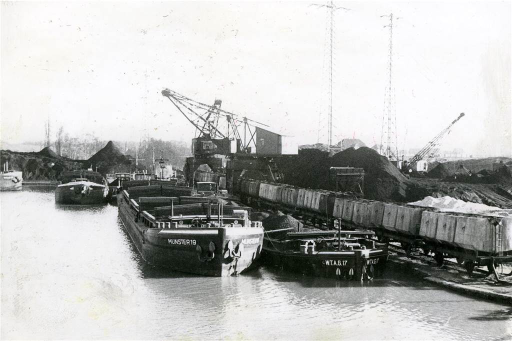 Jeden Tag kamen Schiffe mit Kohlen am Preußenhafen an. Das Bild stammt aus dem Jahr 1962