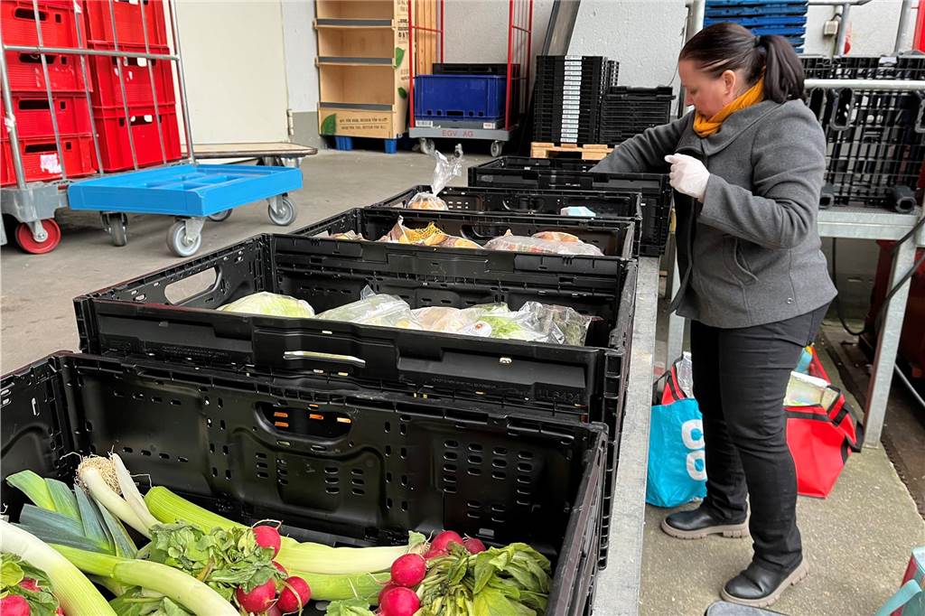 Daniela Surkamp und Madeleine Wolf retten Lebensmittel: „Nichts sollte verschwendet werden“ Daniela Surkamp sortiert schlechte Lebensmittel für Foodsharing Lünen aus.