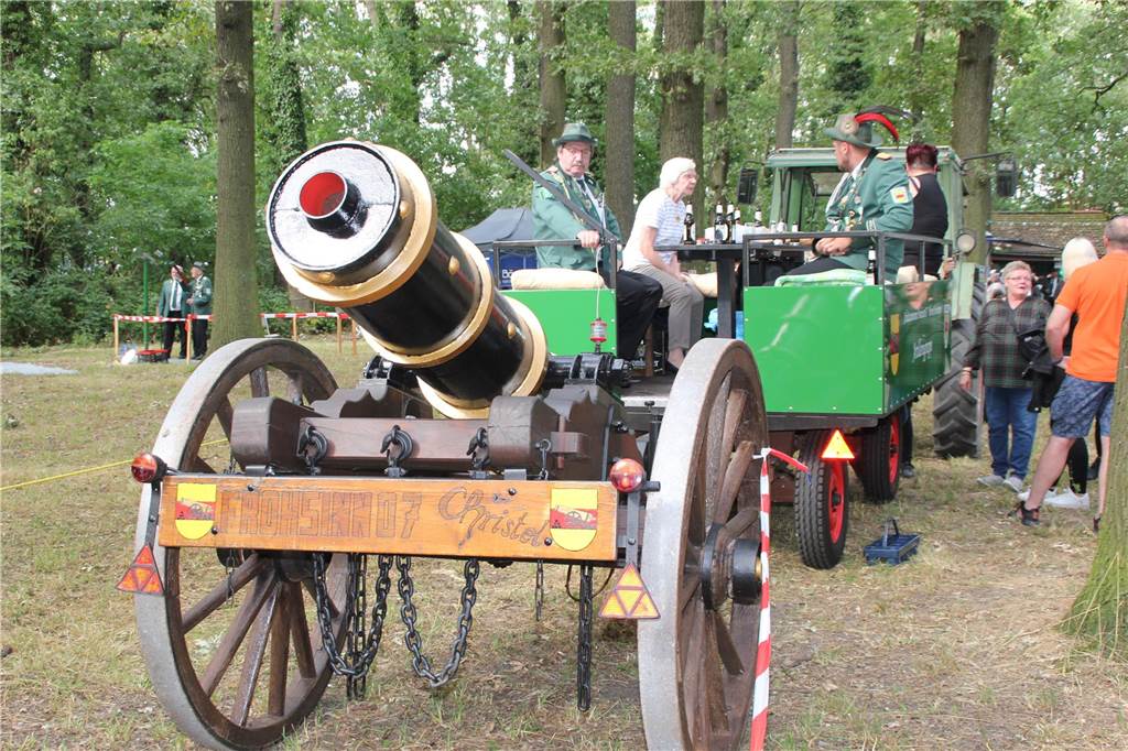 Jeder Besucher wurde mit einem lauten Knall aus der Kanone begrüßt.