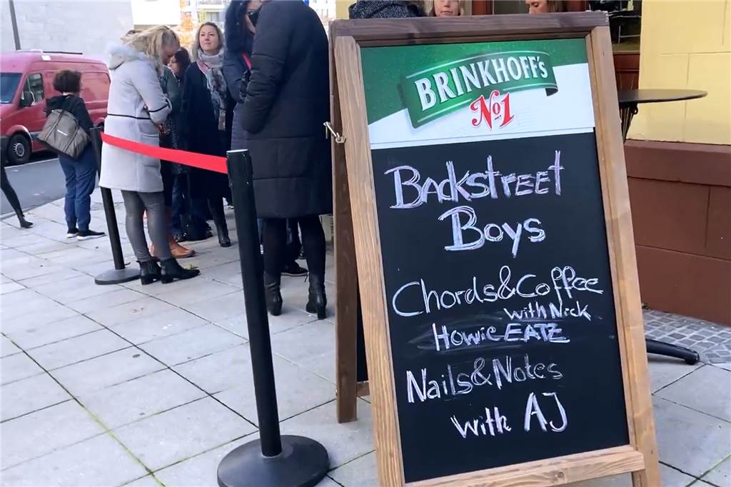 Viele Fans kamen zum Treffen mit den Backstreet Boys ins Cabaret Queue Jeder der drei Backstreet Boys ist mit einem eigenen Programm ins Cabaret Queue gekommen.