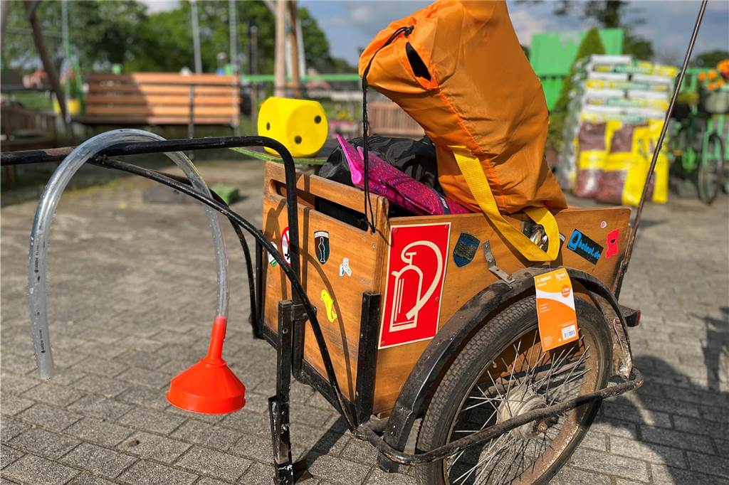 Mit dem Hollandrad nach London: Freundesgruppe startet besondere Reise Ein Fahrradanhänger.
