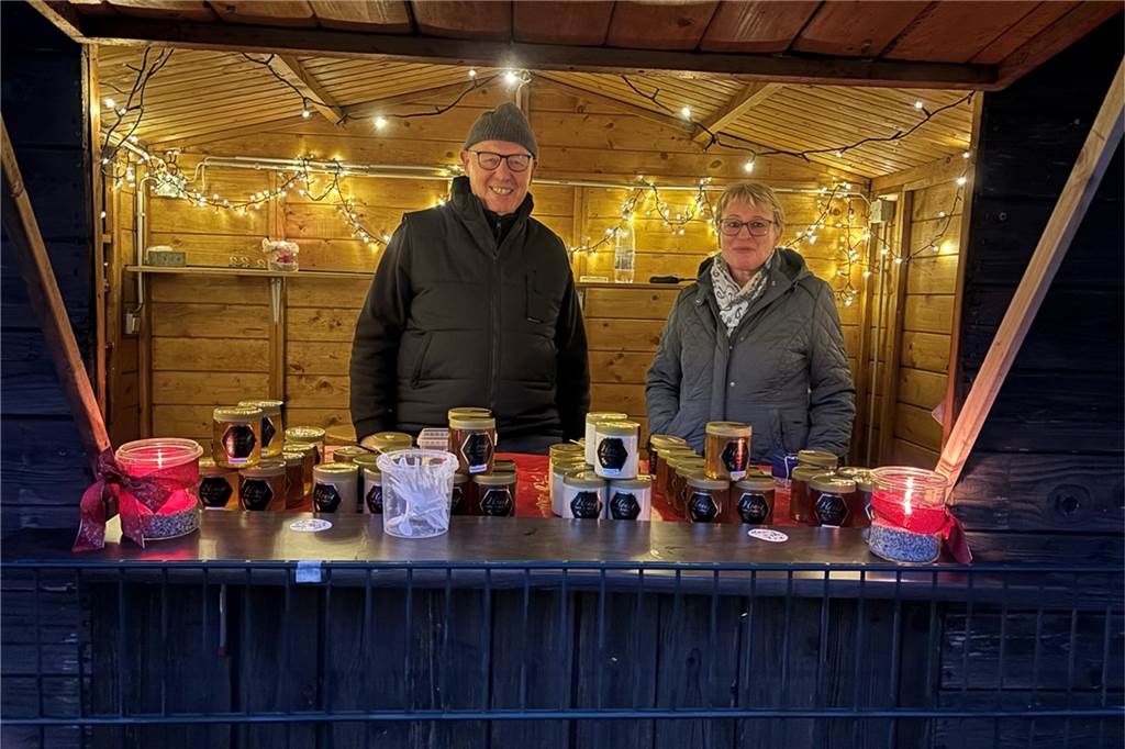 Menschen in Stand mit Honig