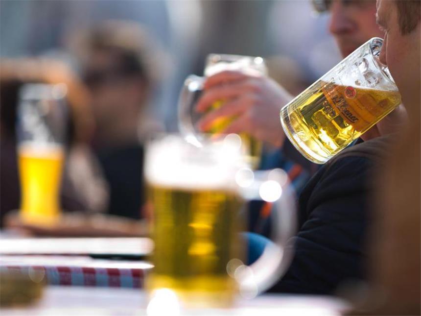 Hoher Alkoholkonsum in Deutschland - besonders bei Männern Jeder Deutsche über 15 Jahren trinkt im Schnitt 11,8 Liter reinen Alkohol im Jahr. Am häufigsten wird dabei zum Bier gegriffen. Foto: Frank Rumpenhorst