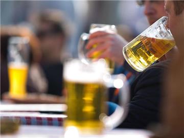 Jeder Deutsche über 15 Jahren trinkt im Schnitt 11,8 Liter reinen Alkohol im Jahr. Am häufigsten wird dabei zum Bier gegriffen. Foto: Frank Rumpenhorst