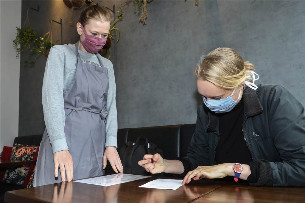 Strenge Regeln, große Emotionen: So war der erste Café-Besuch nach dem Shutdown Jeder Gast muss seine Daten hinterlassen, wenn er ein Café oder Restaurant besucht. So können Infektionsketten nachvollzogen werden.