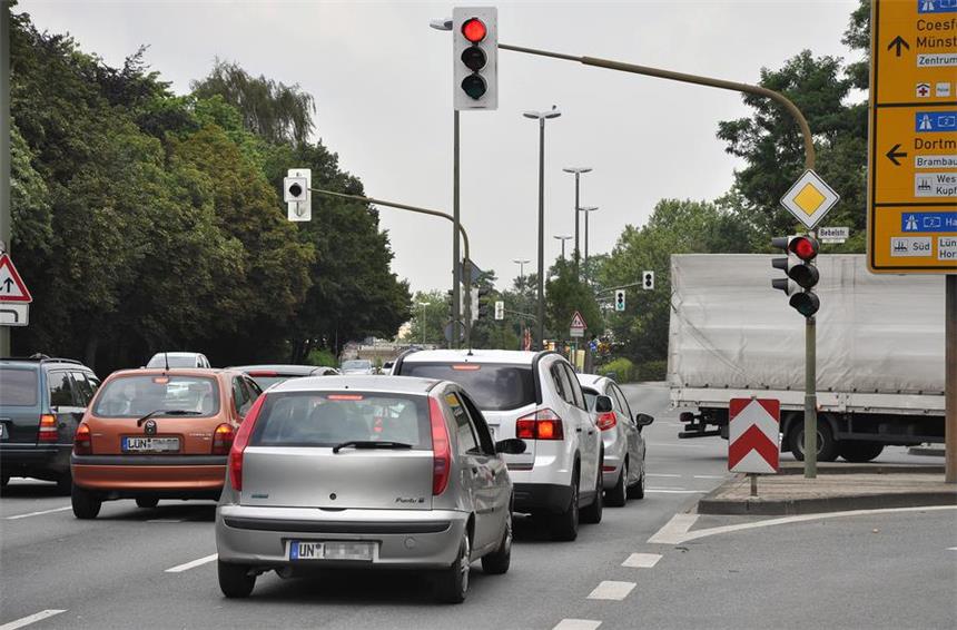 Das sind die nervigsten Ampeln in Lünen Jeder kennt es: Das Genervtsein bei roter Welle. Wir wollten wissen, welche Ampel Sie am nervigsten in Lünen finden und haben gesammelt. Hier eine Aufnahme von der Gahmener Straße über die Kreuzung Bebel- /Kupferstraße.