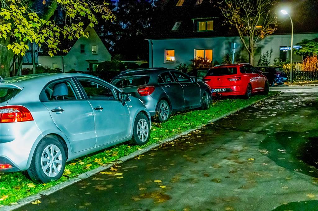Urin und Reifenspuren: Wenn der BVB spielt, herrscht in dieser Straße in Dortmund Chaos Jeder Platz wird zum Parken genutzt.
