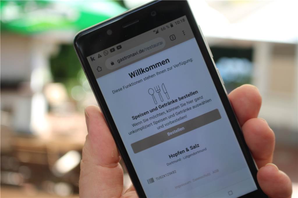 Essen bestellen im „Ghost-Restaurant“ ist gar nicht gruselig Jeder Tisch im Hopfen und Salz hat einen QR-Code, über den man das Essen bestellen kann.