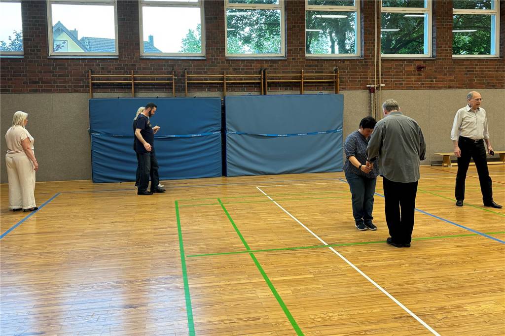 Zwischen Prüfungen und Pirouetten: Mein Tanzkurs vor dem Abi Lehrerr bringen tanzen bei