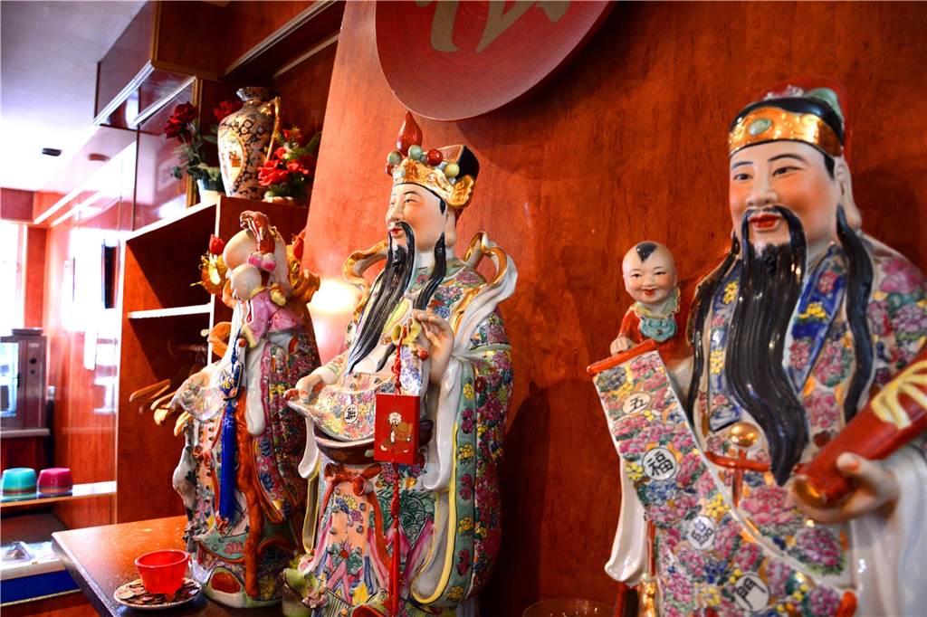 Asia-Restaurant „Golden Dragon“ überzeugt mit Charme und Spezialitäten aus Fernost Jeder Winkel des Restaurants ist mit Figuren und Deko aus Fernost vollgestellt.