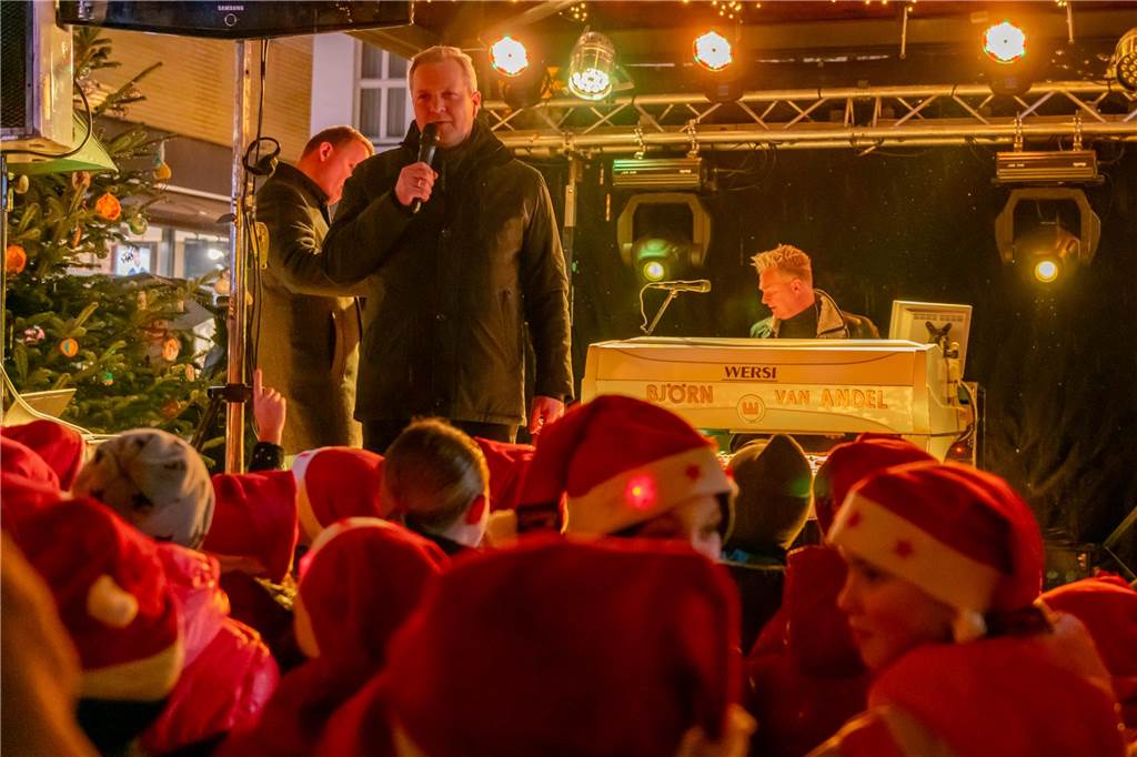 Menschen hören der Rede von Bürgermeister Jürgen Kleine-Frauns zu