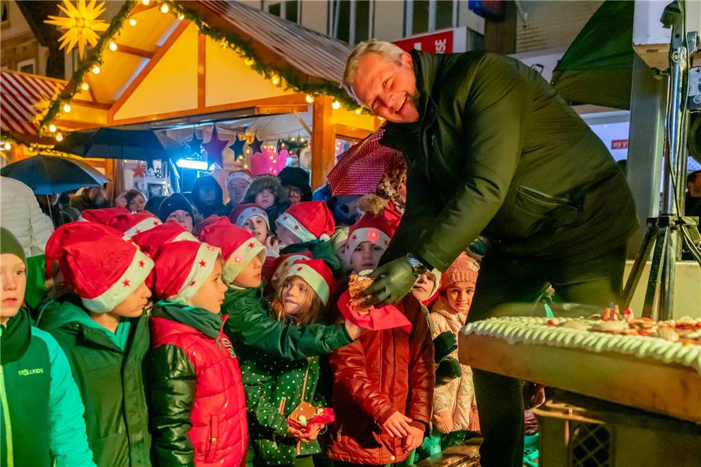 Bürgermeister Jürgen Kleine-Frauns schneidet das Lebkuchenherz an