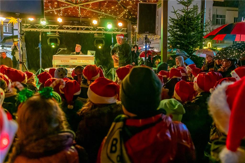 Menschen hören Björn von Andel am Klavier zu. 
