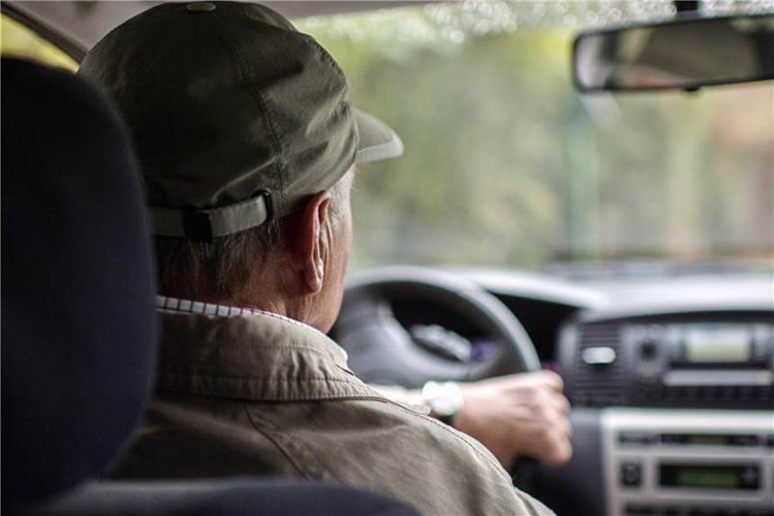 Neuwagenkäufer über 60: männlich, markentreu, mobil Jeder zehnte Autokäufer ist älter als 60 Jahre. Viele von ihnen bevorzugen SUV. Foto: Wolfram Kastl