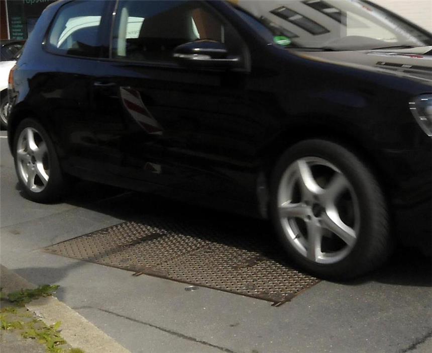 Telekom-Schacht stört die Nachtruhe Jedes Auto, das über den Schachtdeckel an der Aldinghofer Straße fährt, stört die Nachbarn empfindlich.