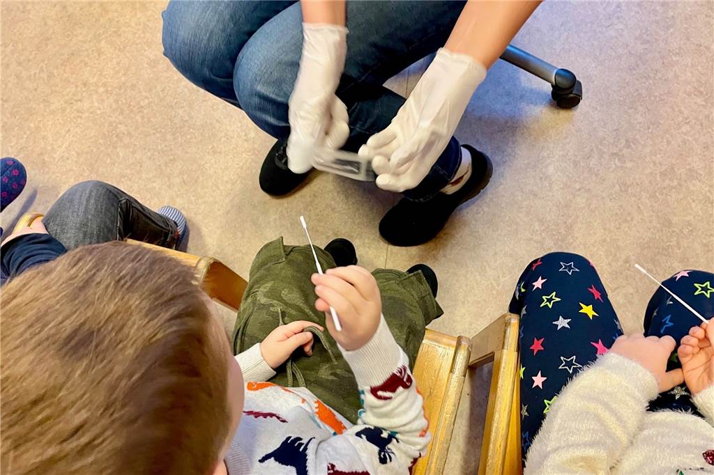 Corona-Test im Kindergarten: „Mein Stäbchen schmeckt nach Kirsche“ Jedes der Kinder bekommt ein Stäbchen und auf ein Zeichen geht es los.