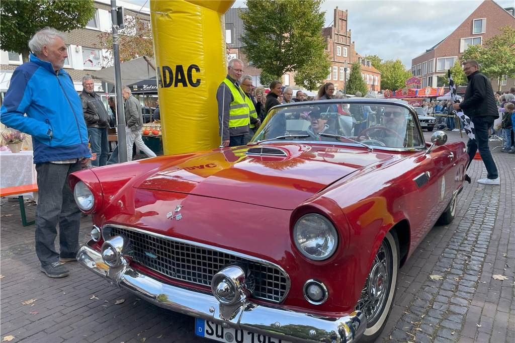 Jedes Fahrzeug des Oldtimertreffs nahm am Fahnenspiel teil