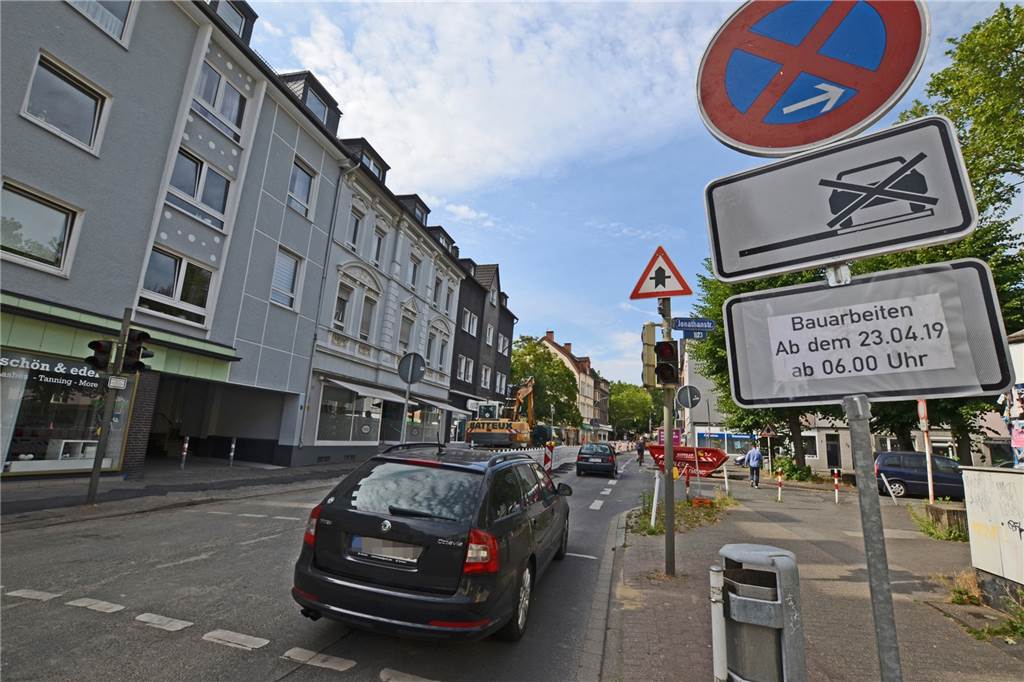 Mengeder Straße gesperrt: Ortskernsanierung wird zum Mysterium Jedes Frühjahr ein ähnliches Bild: Bei den Bauarbeiten 2019 gab es eine Einbahnstraßenregelung für die Mengeder Straße. Derzeit gibt es eine Vollsperrung. Die Arbeiten zur Ortskernsanierung beginnen noch immer nicht.