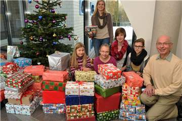 Jedes Jahr sammelt das AFG Weihnachtsgeschenke für bedürftige Kinder, wie hier 2013. In diesem Jahr muss die Geschenkeausgabe aber erstmal auf sich warten lassen.