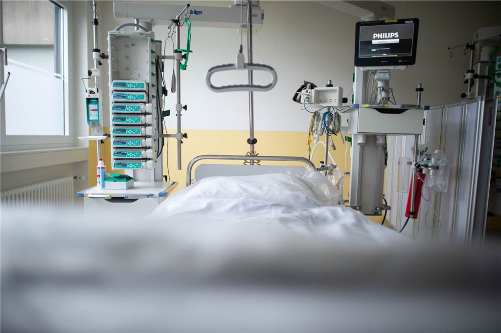 Krankenhausbett braucht so viel Energie wie ein Vierpersonenhaushalt Jedes Krankenhausbett verbraucht rechnerisch so viel Energie wie ein Vier-Personen-Haushalt. Allein der Ahauser Standort des Klinikums Westmünsterland hat aktuell 284 Planbetten. Die Mehrkosten kann das Klinikum aktuell nicht erwirtschaften.