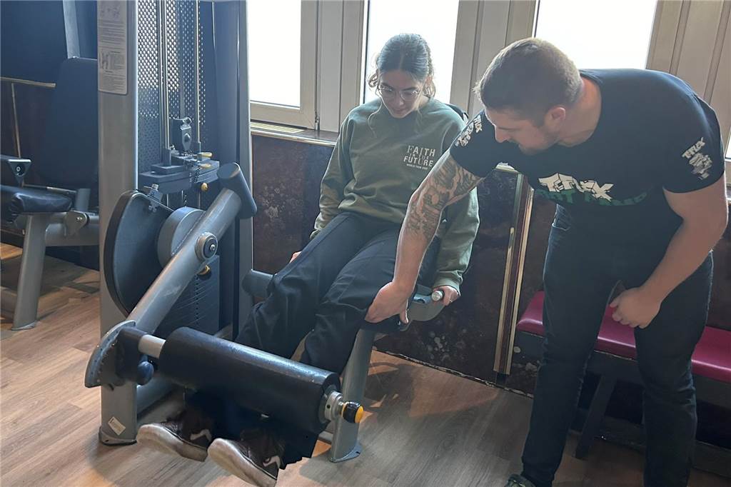 Neues Fitnessstudio in Brambauer: Dank Bootcamp zur Bikini-Figur Jedes Mitglied kann die Anleitung eines Trainers in Anspruch nehmen, so wie hier Reporterin Elisa Goltz.
