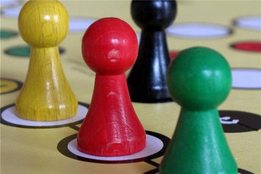 Enkelkinder ihre eigenen Spielregeln ausdenken lassen Jedes Spiel hat Regeln, aber warum nicht die Kinder ihre eigenen Regeln erfinden lassen? Foto: Martin Gerten