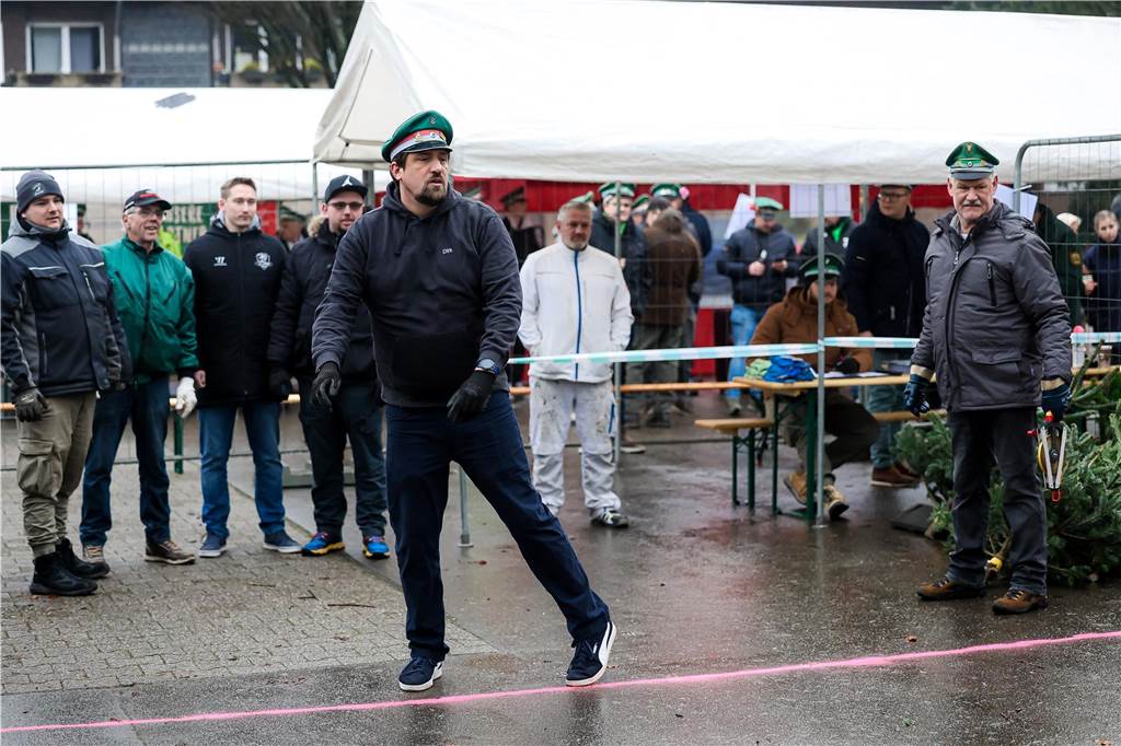 Jedes Team versuchte, den Baum möglichst weit zu werfen, um zu siegen.