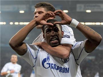 Jefferson Farfan (v) jubelt mit Klaas-Jan Huntelaar nach seinem 1:0-Treffer.