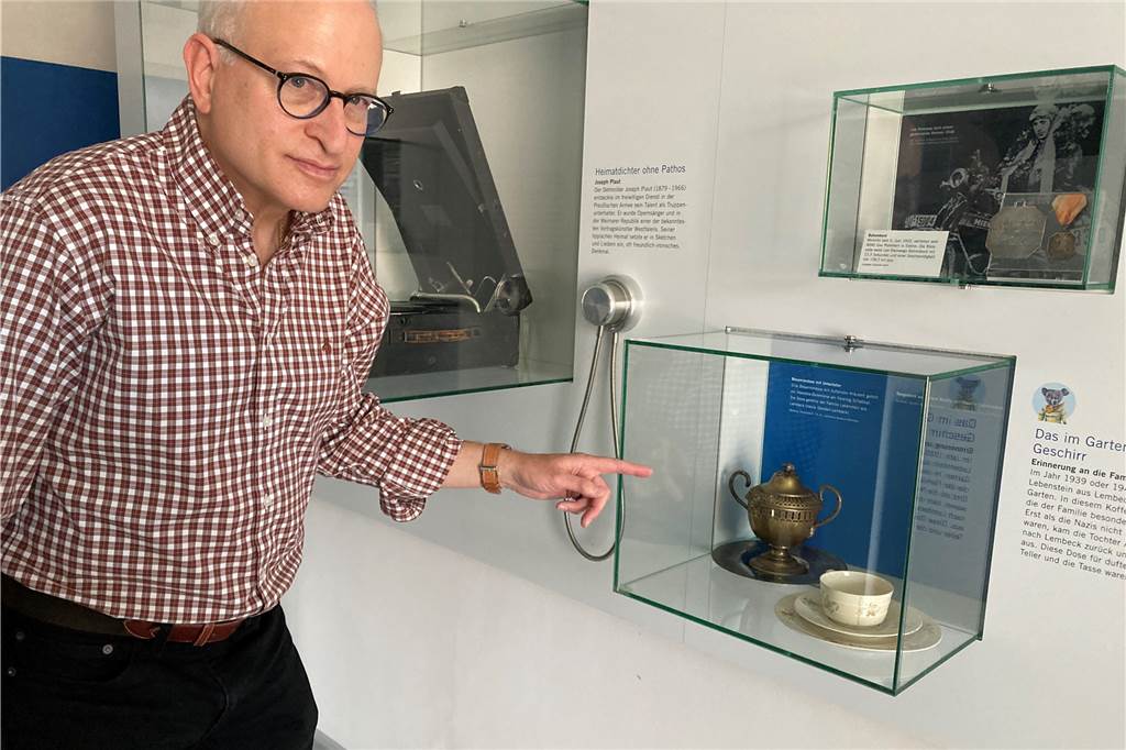 Jeffrey Katz aus den USA sucht in Dorsten Spuren seiner jüdischen Familie Jeffrey Katz vor der Vitrine mit Geschirr aus dem Besitz seiner Familie.