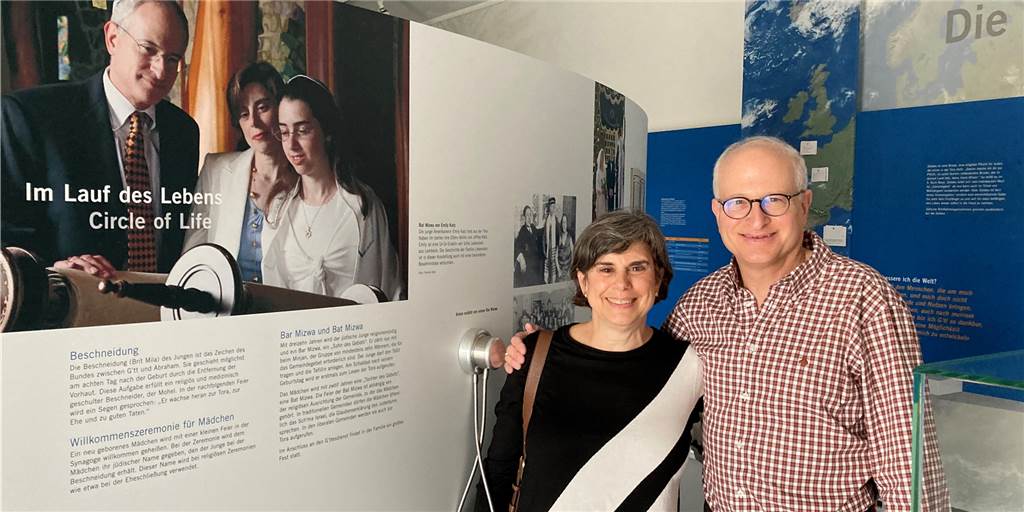 Jeffrey Katz aus den USA sucht in Dorsten Spuren seiner jüdischen Familie Jeffrey und Mollie Katz im Jüdischen Museum.