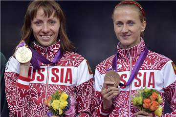 Jekaterina Poistogowa (r) rückte nachträglich auf den Silberrang, weil Marija Sawinowa (l) ihr Gold wegen eines positiven Dopingbefunfs verlor. Foto: Christophe Karaba/EPA