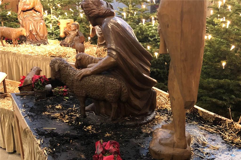 Feuer in Propsteikirche - Polizei vermutet Brandstiftung Jemand soll das Stroh der Krippe entzündet haben.