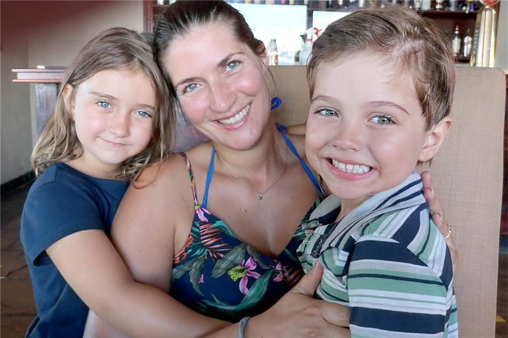 Jenna Classen mit ihren Kindern Madelyn (l.) und Hayden (r.).