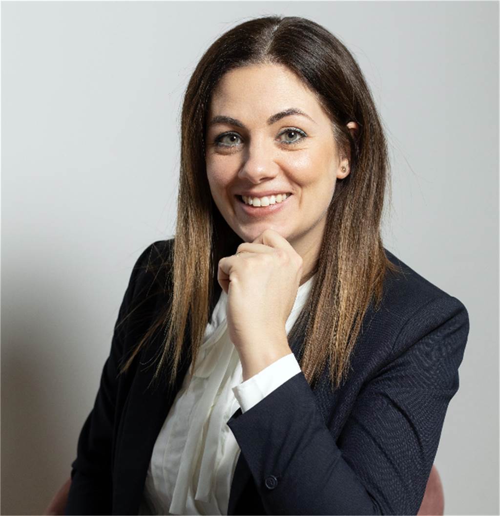 Nach Schickentanz-Insolvenz: Ex-Mitarbeiterinnen beklagen Missstände Jenna Gerlinger ist als Fachanwältin für Arbeitsrecht in Dortmund-Mengede tätig. Das Foto zeigt sie auf einem Stuhl sitzend.