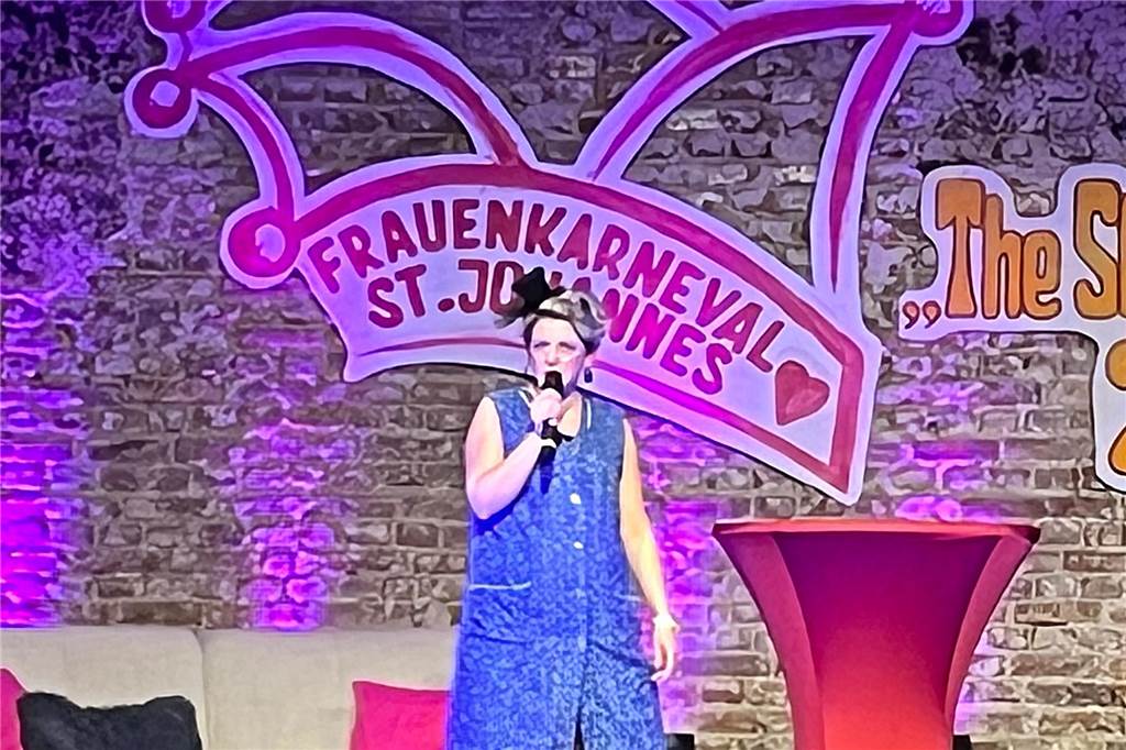 Frauenkarneval St. Johannes begeisterte mit buntem Programm das Publikum Jennifer Dreckmann steht auf der Bühne.