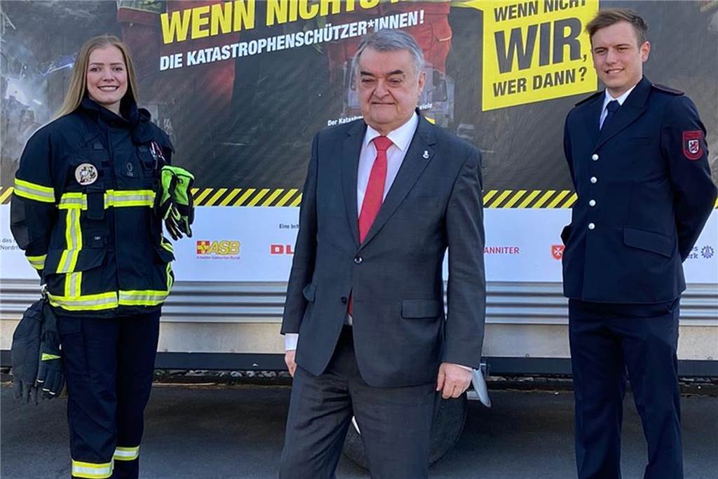 Feuerwehrfrau aus dem Kreis Unna modelt für das Ehrenamt im Katastrophenschutz Jennifer Ganz und ein Feuerwehr-Kamerad aus Düsseldorf trafen bei der Vorstellung der Plakataktion auch NRW-Innenminister Herbert Reul.
