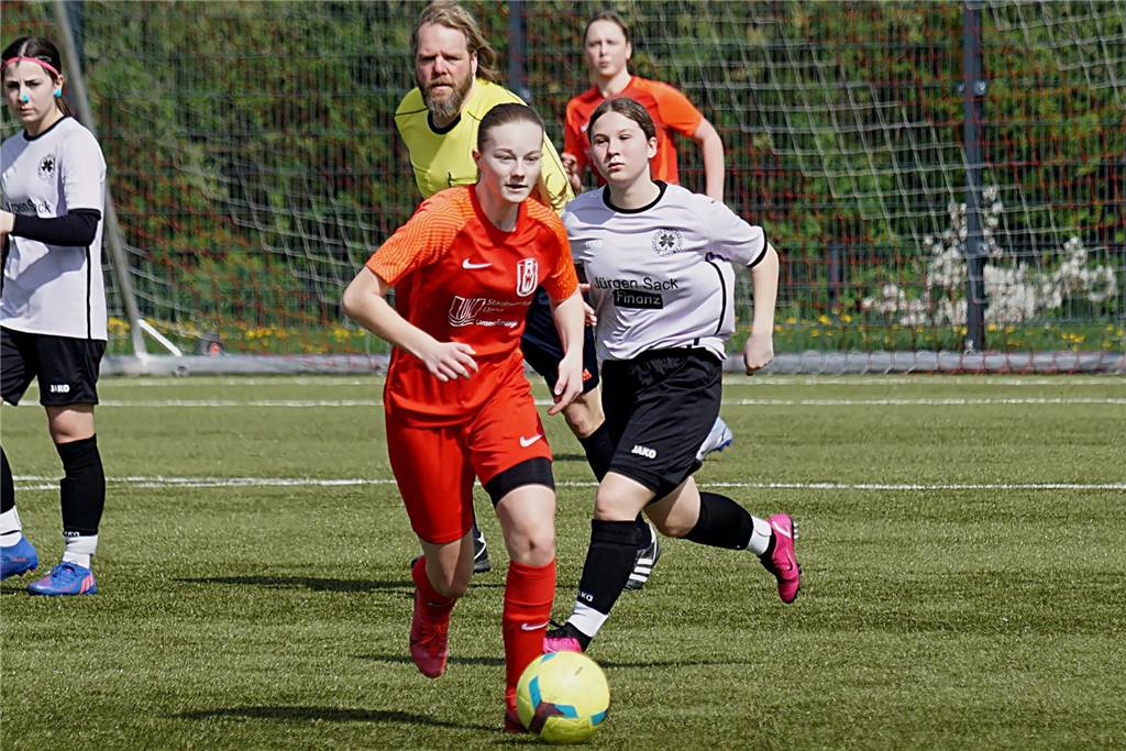 Zwei Eigentore von HSC-Junior: „Machen ihm keinen Vorwurf“ Jennifer Haase (RWU in Rot) behauptet den Ball.