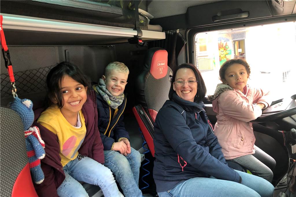 Vater fährt Lkw auf Schulhof: So gefährlich ist der tote Winkel für Kinder Jennifer Maas zeigt den Kindern, wie groß der tote Winkel für Lkw-Fahrer ist.