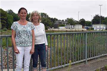Jennifer Rademacher und Sigrid Zbanyszek wohnen in unmittelbarer Nachbarschaft zur Kläranlage. 