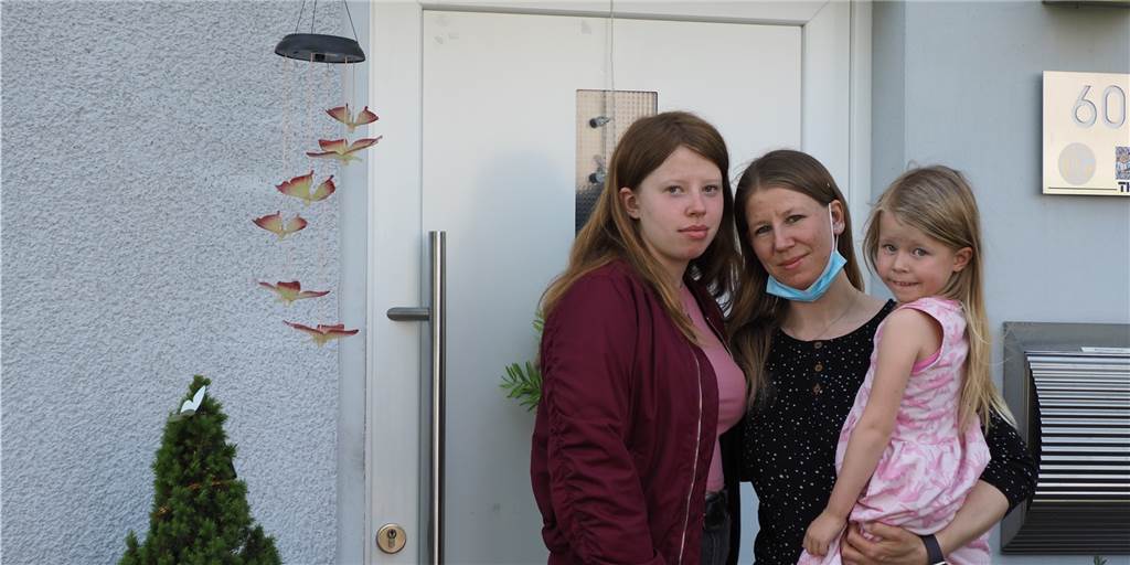 Schimmel im Haus: Lüner Familie leidet unter Gutachterstreit mit Vivawest Jennifer Uttich (36,) mit ihren Töchtern Stina (16) und Ellen (5). "Alles ist anstrengend, weil ich keine Privatsphäre habe", sagt Stina. Die Familie sucht dringend eine neue Bleibe.