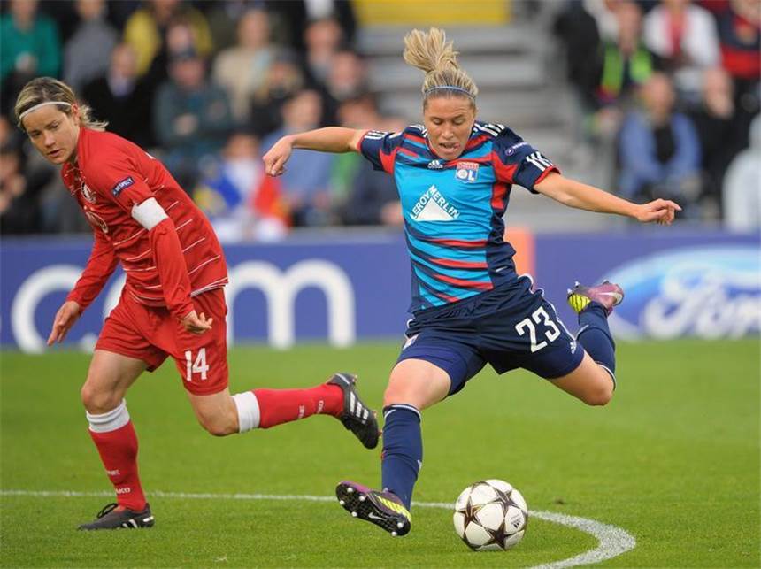 Potsdams Frauen verpassen Champions-League-Krone Jennifer Zietz (l) kann den Schuss der Französin Camille Abily nicht verhindern.