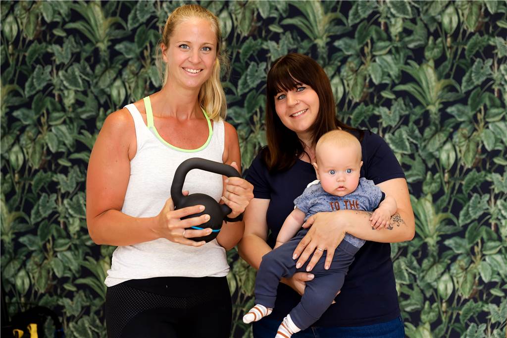 Fit Club Kirchhellen: Valerie Peine macht Mütter wieder fit Jenny Hornung (r.) hat im Januar ihr zweites Kind bekommen. Seit einigen Wochen trainiert sie zusammen mit Valerie Peine und hat schon beachtliche Ziele erreichen können.