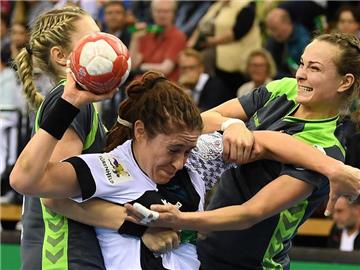 Jenny Karolius versucht sich gegen Litauens Brigita Ivanauskaite (l) und Marija Gedroit (r) durchzusetzen. Foto: Carmen Jaspersen