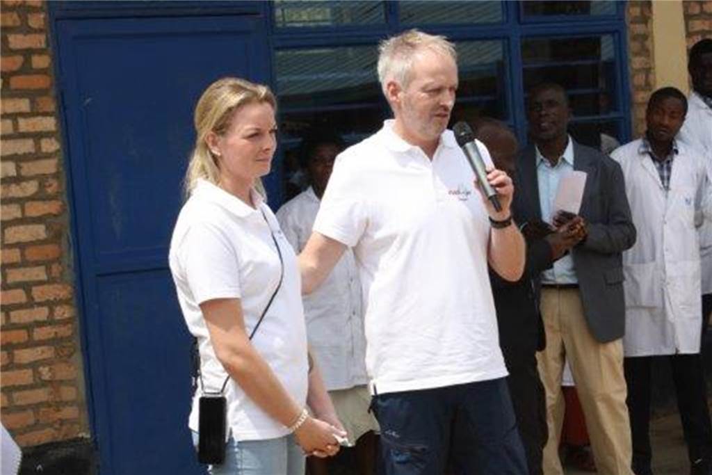 Schulen für Ruanda: Alle wollen Jenny Elvermanns blonde Haare anfassen Jenny und Jürgen Elvermann beim Besuch einer Schule.
