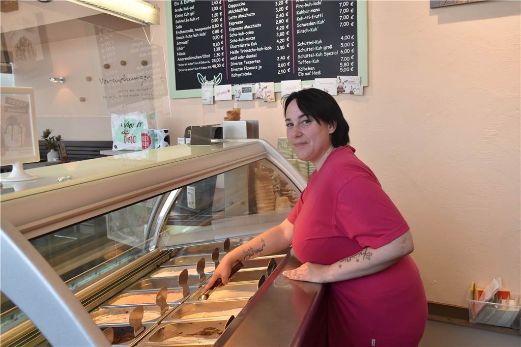 Erfrischung bei Hitze: Eisdielen in Werne erhöhen die Preise Frau an Theke