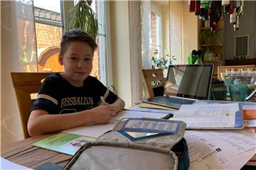 Jens (11) darf wie alle Schüler in NRW nicht zur Schule gehen. In der Corona-Krise lernt der Sechstklässler von zuhause aus. Wie Mutter Simone, die auch im Home Office arbeitet, erledigt er seine Arbeiten vom heimischen Schreibtisch oder Küchentisch aus.