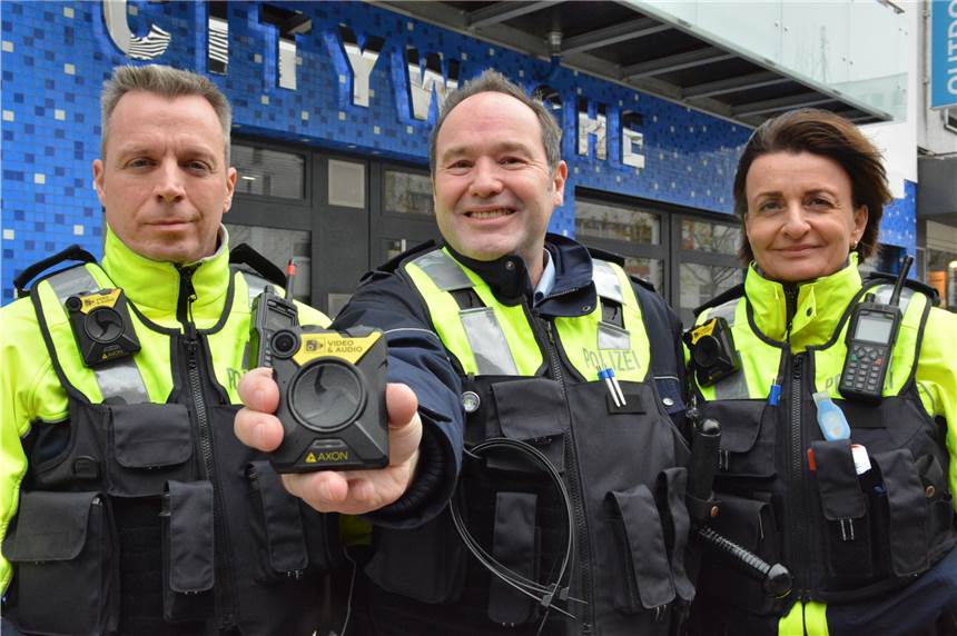 Jens Baltz (v.l.), Ralf Kießling und Petra Meier gehören zu den ersten Polizisten, die die kleinen Kameras nutzen.