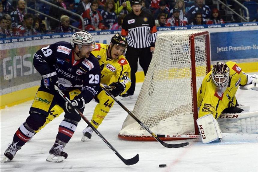 Kanadischer Eishockeyprofi St. Pierre verlässt Krefeld Jens Baxmann (l), Niklas Treutle (r) und Nick St. Pierre (M). Foto: Maurizio Gambarini/Archiv