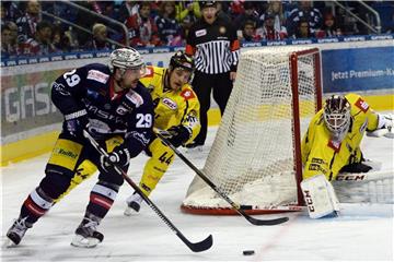 Jens Baxmann (l), Niklas Treutle (r) und Nick St. Pierre (M). Foto: Maurizio Gambarini/Archiv